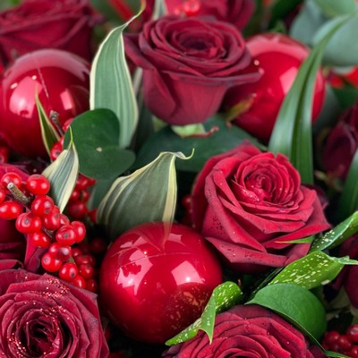 mulled-wine-handtie-aquapacked-bouquet-12-dozen-red-roses-christmas-flowers-delivery-strood-rochester-medway