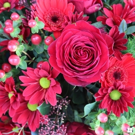 red-double-ended-open-ended-spray-funeral-flowers-tribute-delivered-strood-rochester-medway-kent