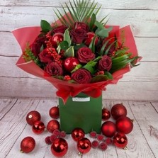 mulled-wine-handtie-aquapacked-bouquet-12-dozen-red-roses-christmas-flowers-delivery-strood-rochester-medway